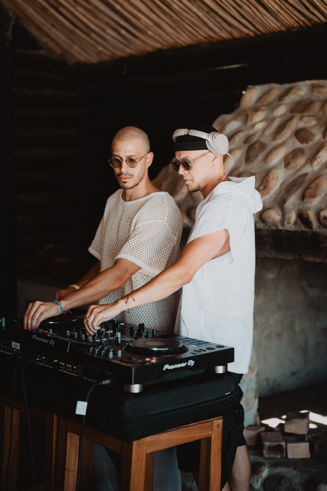 Två DJs bakom Ljudverket spelar på Pioneer DJ-mixer